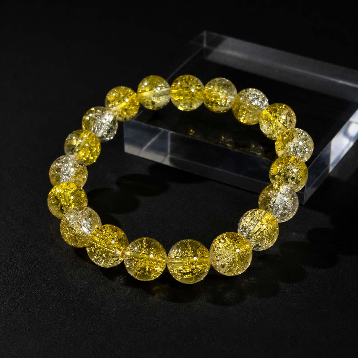 High-end yellow crystal bead bracelet for playing with and protecting love.