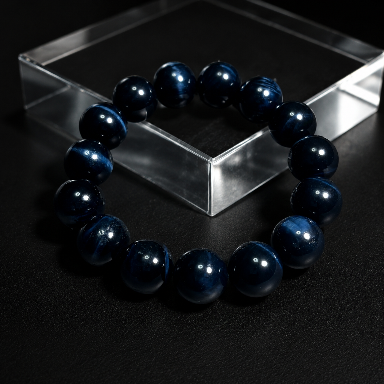 Natural blue tiger's eye crystal bracelet brings wealth.