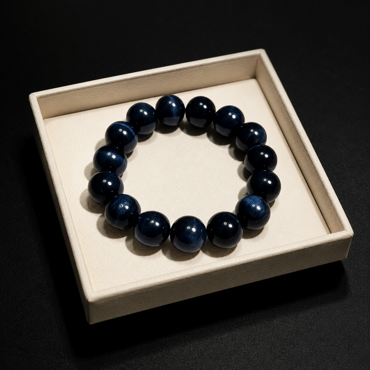 Natural blue tiger's eye crystal bracelet brings wealth.