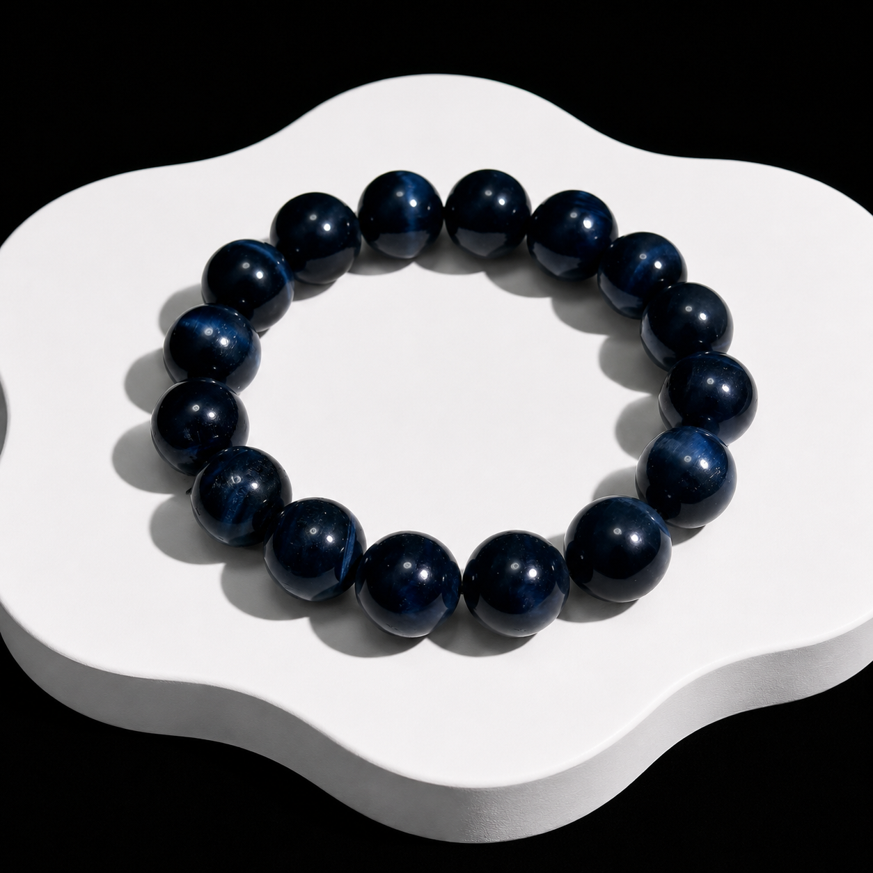 Natural blue tiger's eye crystal bracelet brings wealth.