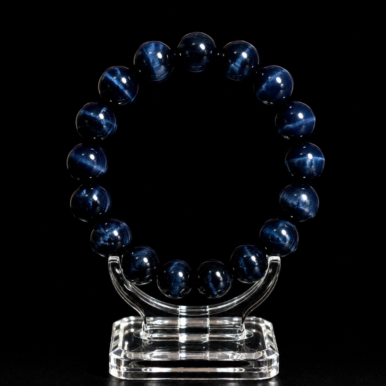 Natural blue tiger's eye crystal bracelet brings wealth.